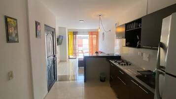 Parrilla de estufa, cafetera y tetera y utensilios de cocina