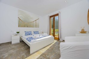 4 slaapkamers, een strijkplank/strijkijzer, gratis wifi, beddengoed