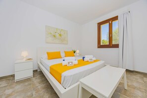 4 bedrooms, iron/ironing board, free WiFi, bed sheets