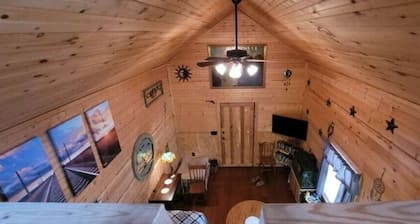 Wonderful cabin with WiFi and AC in marvelous Clarksville