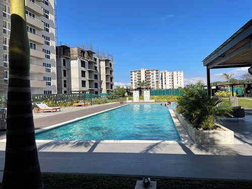 Charming 2-bedroom condo with shared pool, gym, Wi-Fi, one parking space