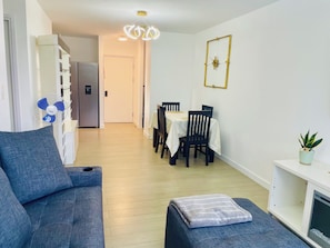 Smart TV - Charming 2-bedroom condo with shared pool, gym, Wi-Fi, one parking space (Provincia de Alajuela)