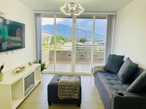 Charming 2-bedroom condo with shared pool, gym, Wi-Fi, one parking space