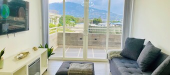 Charming 2-bedroom condo with shared pool, gym, Wi-Fi, one parking space