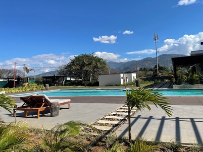 Charming 2-bedroom condo with shared pool, gym, Wi-Fi, one parking space