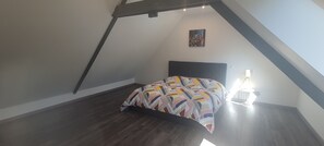 3 chambres, bureau, fer et planche à repasser, lit de bébé portatif