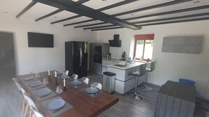 Une cuisine moderne avec un coin repas.