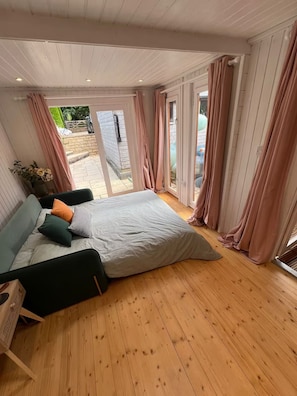 1 dormitorio, escritorio, wifi gratis y ropa de cama