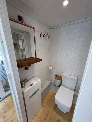 Shower, towels, soap, shampoo