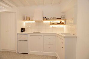 Geladeira, cooktop, cafeteira/chaleira, chaleira elétrica