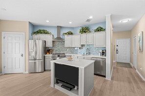 Coffee/tea maker, fridge, microwave, oven - Right Direction Rentals 1 Bedroom Villa 9981 (Port St. Lucie)