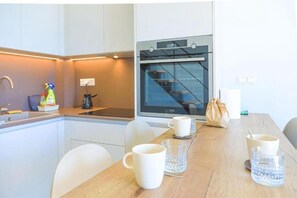 Refrigerador, horno, cafetera y tetera y tetera eléctrica