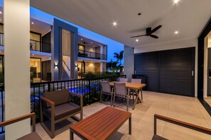 Outdoor dining - Mambo Apartments! Modern luxury apartments, 750m from Mambo Beach beach! (Willemstad)