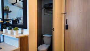 Shower, bidet, towels, soap - Studio near SM Megamall 400MBPS Netflix, Disney +, HBO Max, Prime (Mandaluyong)