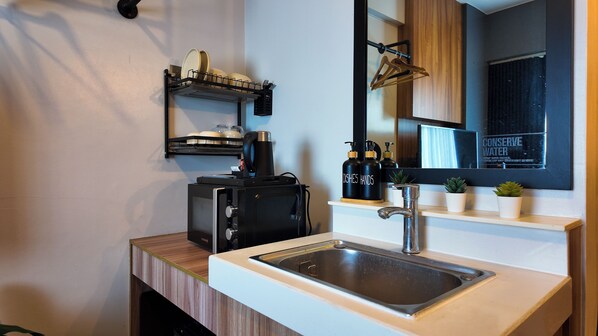 Interior - Studio near SM Megamall 400MBPS Netflix, Disney +, HBO Max, Prime (Mandaluyong)