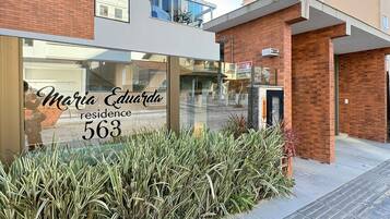 Un edificio moderno con un cartel que dice “Maria Eduardo residence 563”.