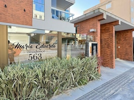 Un edificio moderno con un cartel que dice “Maria Eduardo residence 563”.