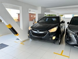 Un estacionamiento con dos autos estacionados uno al lado del otro.