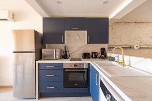 Fridge, microwave, oven, stovetop - Entre Cité & Bastide - 2 to 6 people - Air conditioning - Terrace- (Carcassonne)