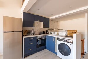 Fridge, microwave, oven, stovetop - Entre Cité & Bastide - 2 to 6 people - Air conditioning - Terrace- (Carcassonne)