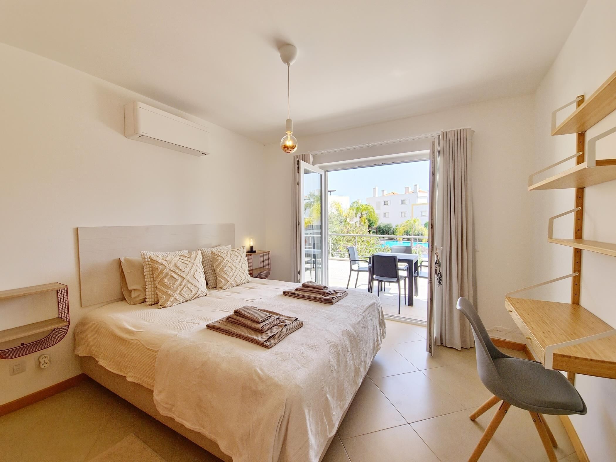 1 slaapkamer, een strijkplank/strijkijzer, internet, beddengoed