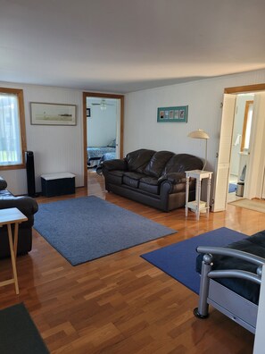 TV connectée, lecteur de DVD, livres