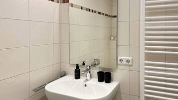 Panoramic Apartment, Lake View | Bathroom