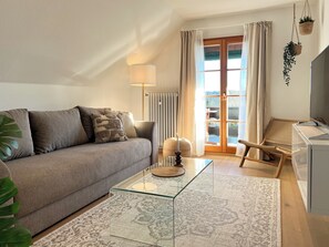 Panoramic Apartment, Lake View | Living area | 40-inch Smart TV with satellite channels, Netflix, streaming services - Villa Hubertus - Panorama Apartment (Feldberg)