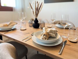 Panoramic-Apartment, Seeblick | Essbereich im Zimmer