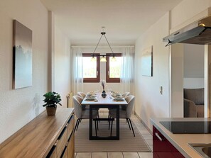 Panoramic-Apartment, Seeblick | Essbereich im Zimmer
