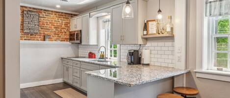 Réfrigérateur, micro-ondes, plaque de cuisson, cafetière/bouilloire