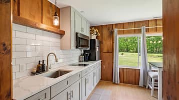 Micro-ondes, cafetiĂšre/bouilloire