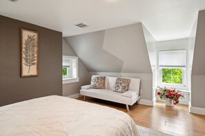 1 habitación, escritorio y ropa de cama 