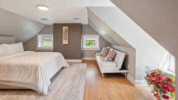 1 slaapkamer, een bureau, beddengoed