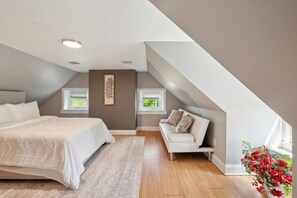 Desk, travel cot, WiFi, bed sheets