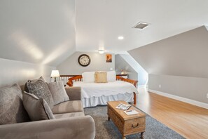 Interior - The Charming Hayloft & Nest (Rising Sun)