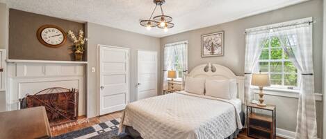 3 makuuhuonetta, työpöytä, vauvan matkasänky, Wi-Fi