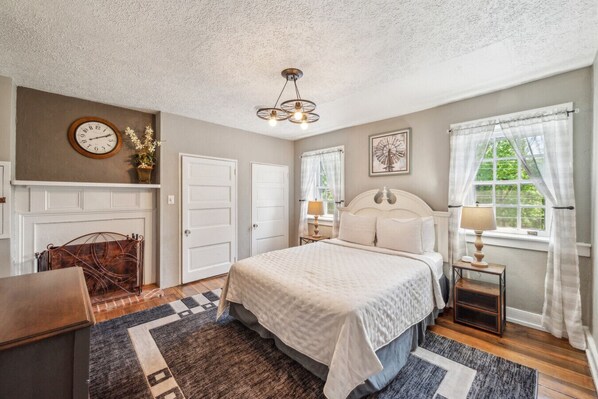 3 bedrooms, desk, travel cot, WiFi