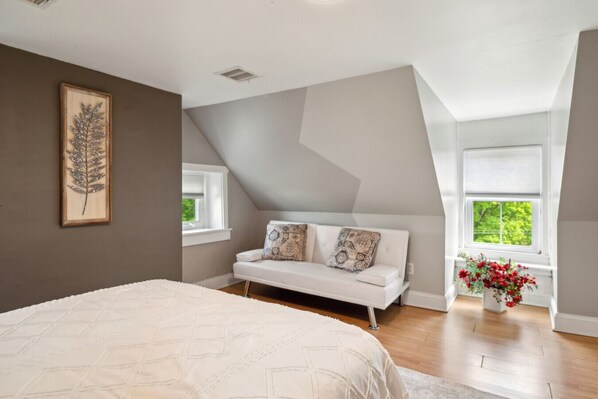 3 bedrooms, desk, travel cot, WiFi