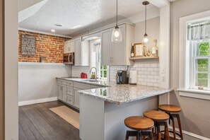 Fridge, microwave, stovetop, coffee/tea maker - The Charming Hayloft & Nest (Rising Sun)