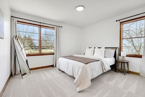 4 chambres, bureau, fer et planche à repasser, lit parapluie