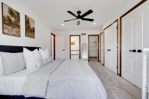 Desk, iron/ironing board, travel cot, WiFi - Modern cozy get-away* game room-amish country (North East)