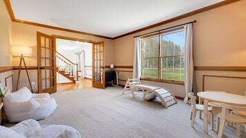 Televisión y chimenea