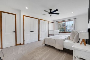 4 Schlafzimmer, Schreibtisch, Bügeleisen/Bügelbrett, Reisekinderbett