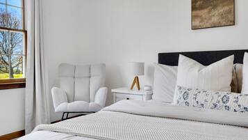 4 makuuhuonetta, työpöytä, silitysrauta/-lauta, vauvan matkasänky