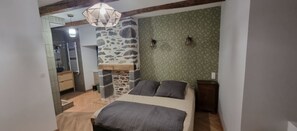 3 bedrooms, iron/ironing board, free WiFi