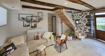 Quiet country house in the Cantal. Pets welcome.
