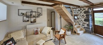 Quiet country house in the Cantal. Pets welcome.