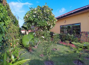 Property grounds - 3 Bedroom ensuite-Luxury House in East Legon, Ideal home for friends and family (Accra)