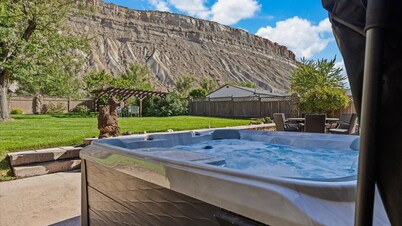 Spacious 5-bedroom house with WiFi, AC in charming Palisade